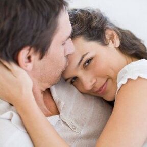 γυναίκα με άντρα με τζελ μεγέθυνσης πέους